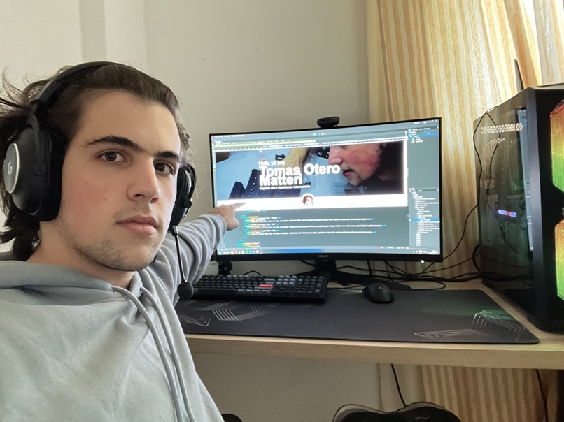 Yo frente a mi monitor
